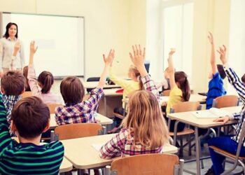 Elevii din Bacău își cer banii de la primarul Viziteu!