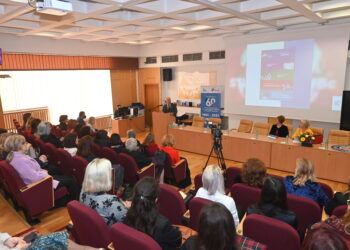 Conferință despre „Dezvoltarea inteligenței emoționale” organizată în parteneriat între Universitatea „Vasile Alecsandri” din Bacău și Cercul Pedagogic al Învățătorilor din Roman