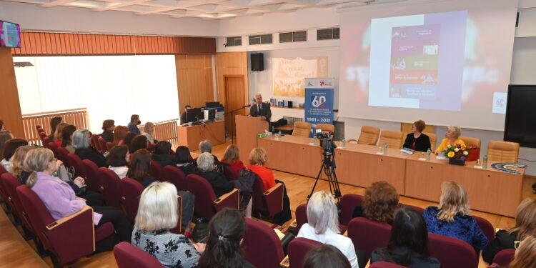 Conferință despre „Dezvoltarea inteligenței emoționale” organizată în parteneriat între Universitatea „Vasile Alecsandri” din Bacău și Cercul Pedagogic al Învățătorilor din Roman