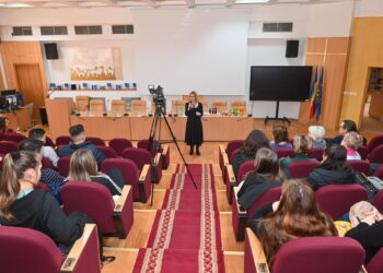 Conferința „Pofta de slăbit vine mâncând” susținută la Universitatea „Vasile Alecsandri” din  Bacău