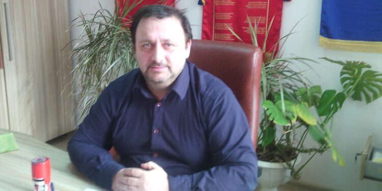 De ce s-ar da un primar profesor titular, dacă nu ar fi?