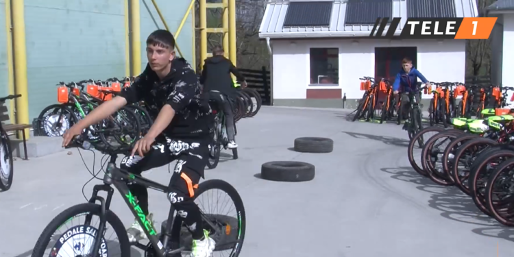 Asociația ”Pastel” și Carrefour România au donat 250 de biciclete copiilor din Dofteana!