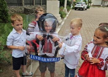 Copiii și jandarmii băcuani, omagiu pentru Ștefan cel Mare