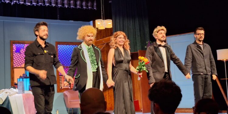 Premieră la Teatrul ”Bacovia”, sold out: ”Crimă la Hotelul Howard Johnson’s!